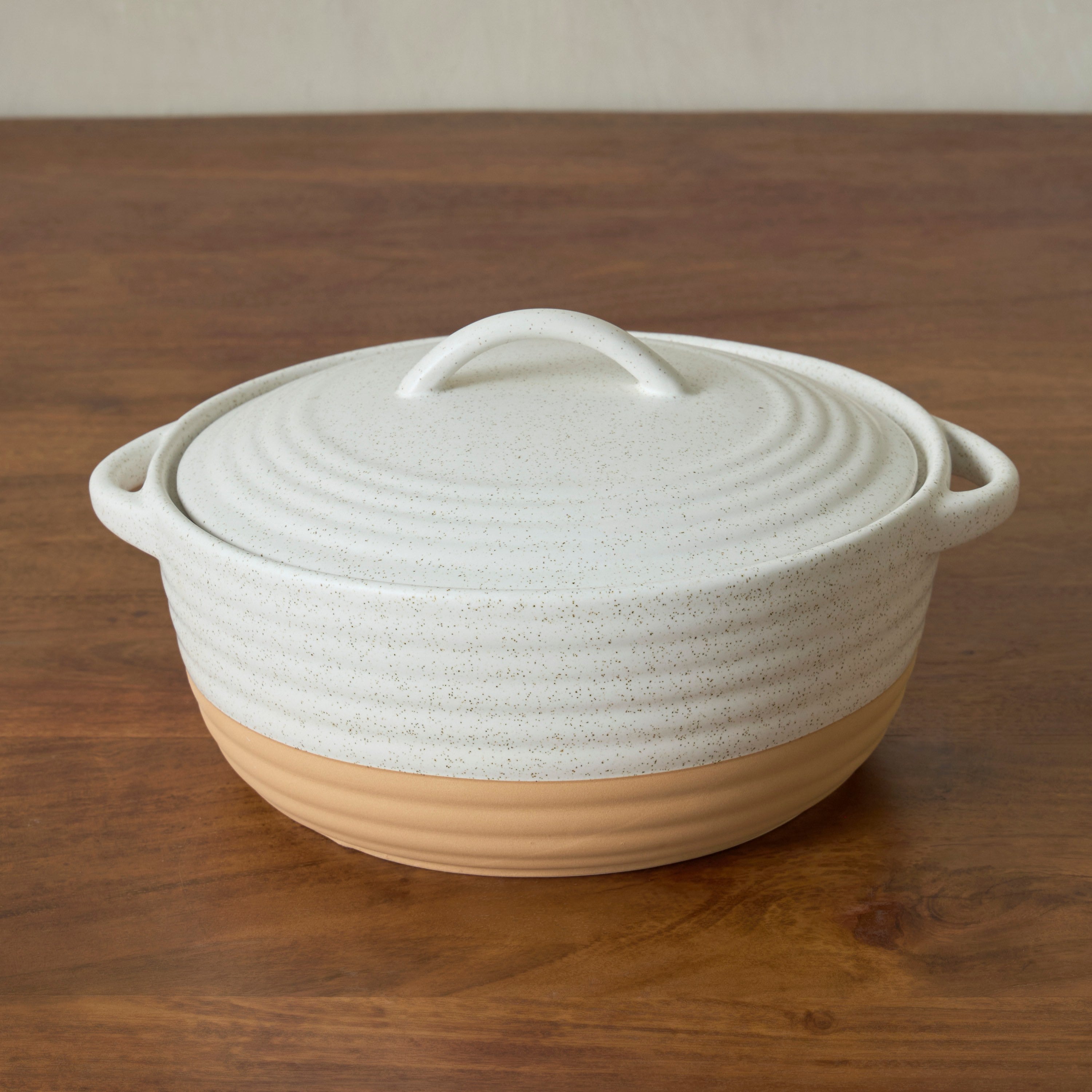 Crema Stoneware Casserole 2.1L with Lid | Ribbed Oven Baking Dish | Cream, 27 × 23 × 14 cm