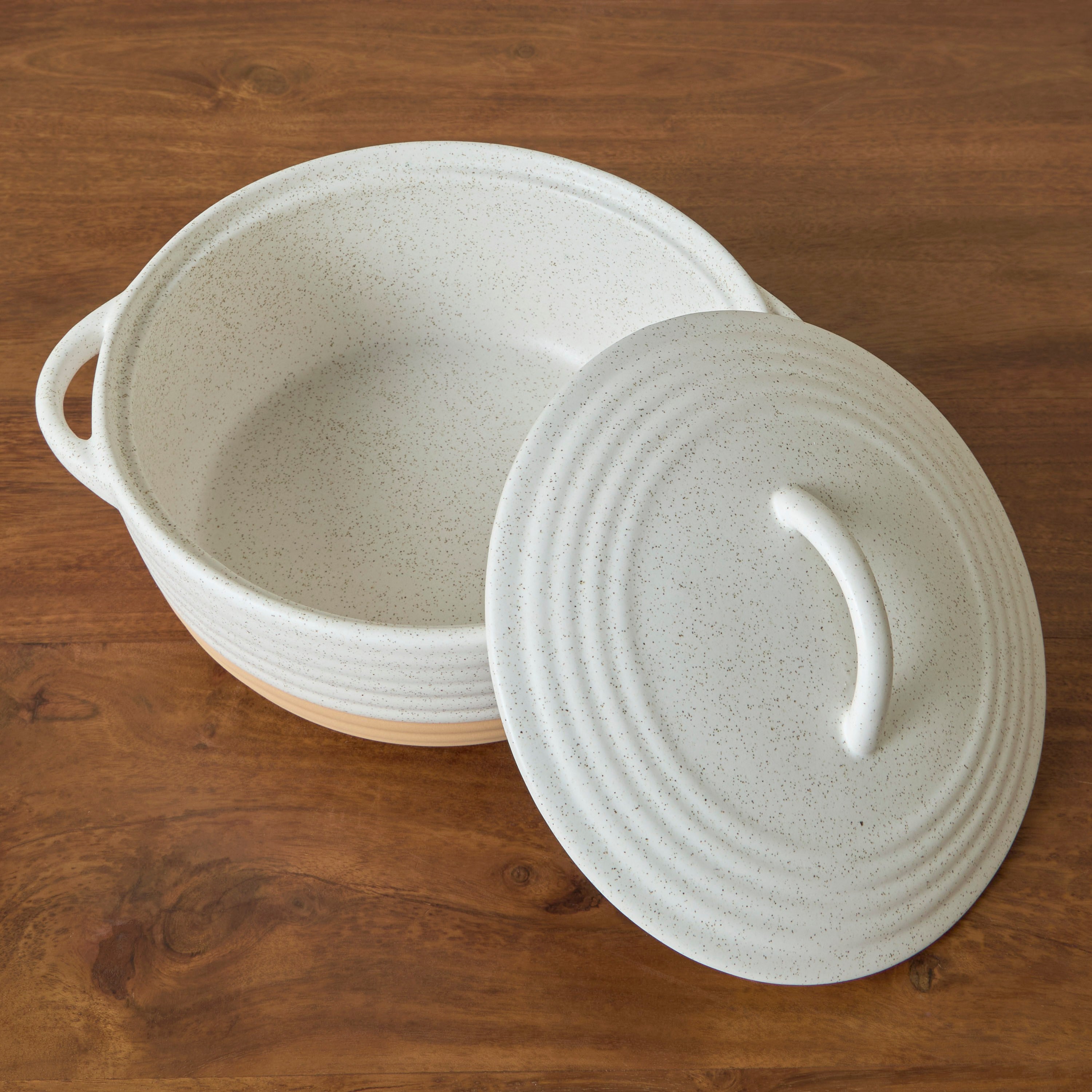 Crema Stoneware Casserole 2.1L with Lid | Ribbed Oven Baking Dish | Cream, 27 × 23 × 14 cm