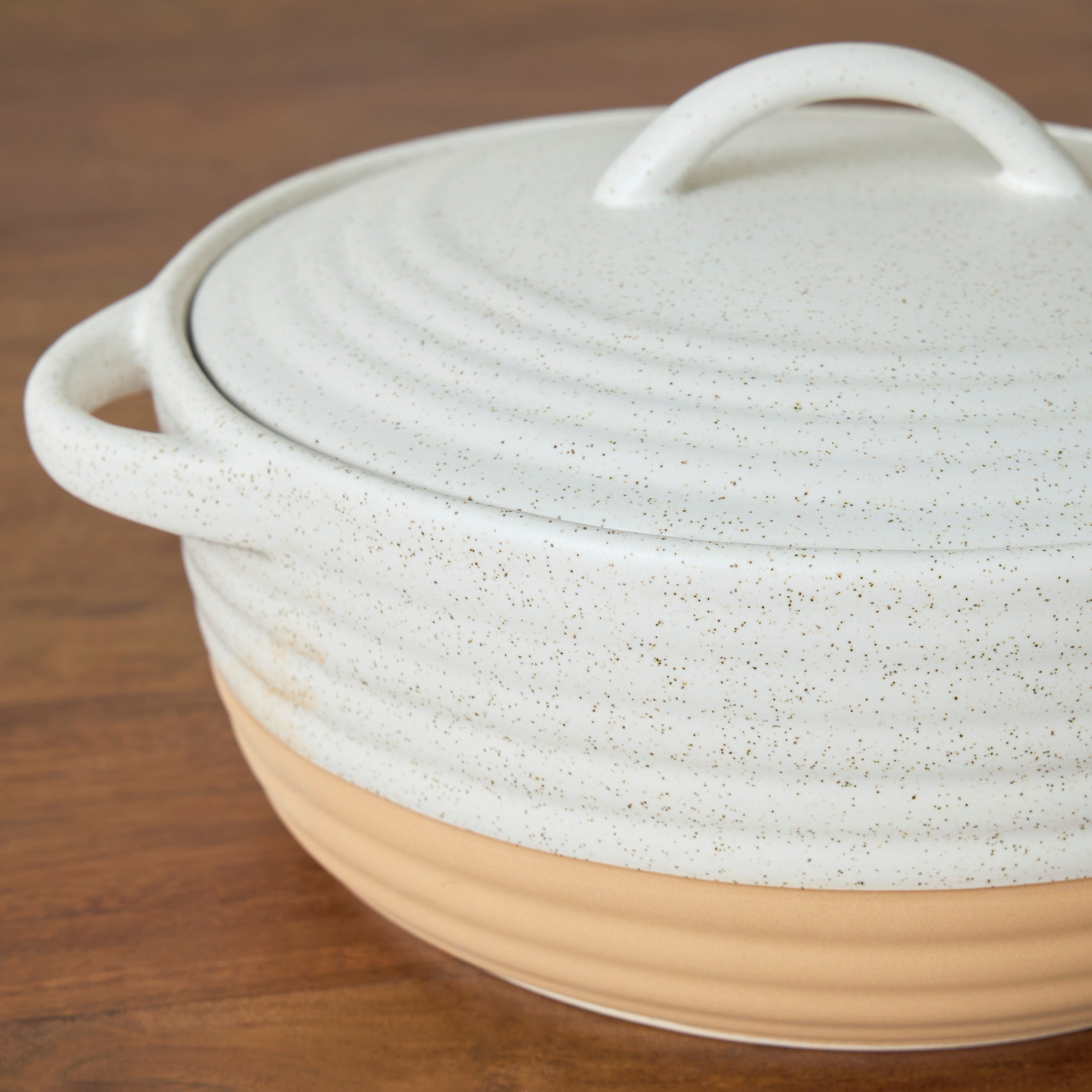 Crema Stoneware Casserole 2.1L with Lid | Ribbed Oven Baking Dish | Cream, 27 × 23 × 14 cm