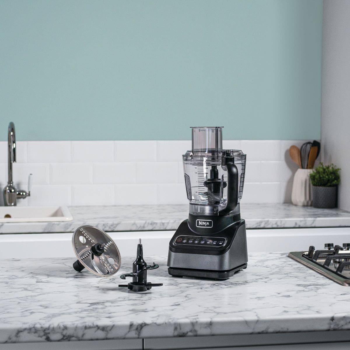 Ninja Food Processor with Auto-IQ 2.1L BN650MEKitchen AppliancesPrecise food prep in a flash. Chop, mix, puree, slice and grate even the toughest ingredients. 4 Auto-iQ programs: Chop, Puree, Slice & Mix, plus Low, High & Pulse settings. Interchangeable a