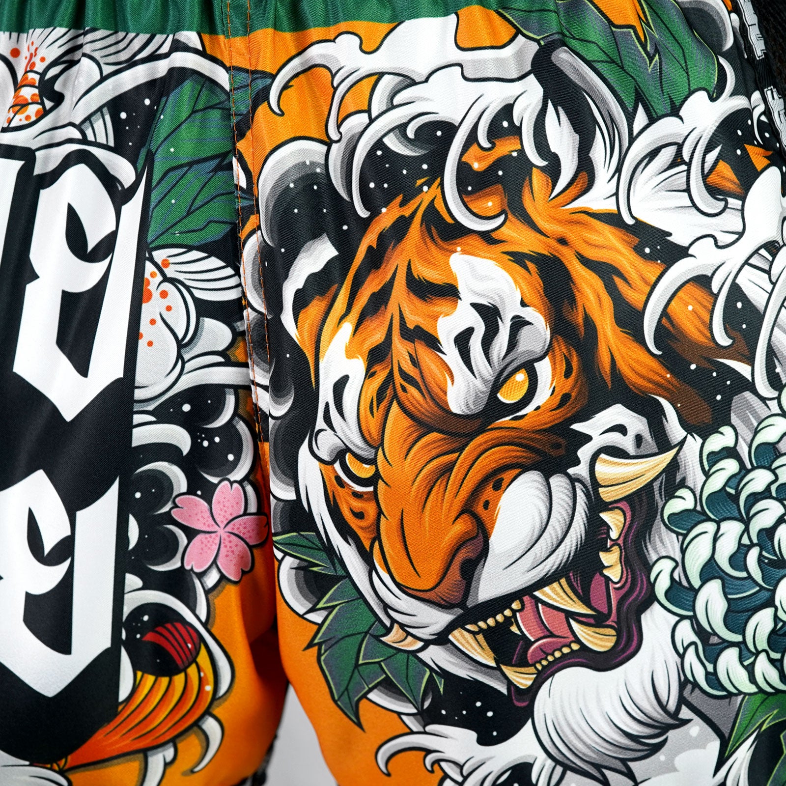 Muay Thai Boxing Shorts Tora mori to Kingyo (Tiger, Forest and Goldfish)Sports & FitnessIn Japan, Tora ( 虎 ) or Tigers also represent protection from evil and negative energy.Some temple grounds in Kyoto, Japan, include guardian tigers rather than thetrad