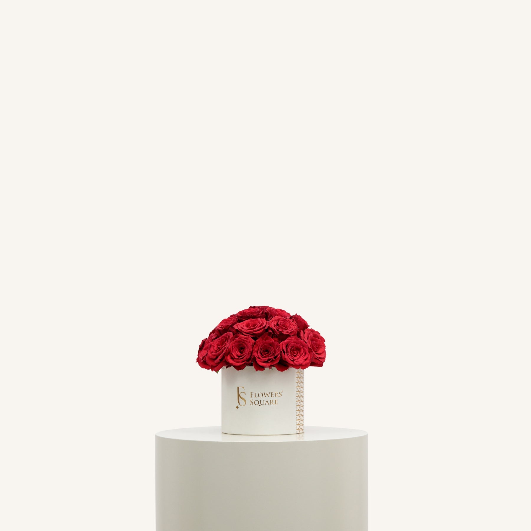 Red Roses Box SmallFlowersSame-day delivery This small box of deep red roses is perfect for expressing love and affection. With its rich color and delicate scent, it's sure to make a lasting impression on your loved one. Hand-picked and carefully arranged