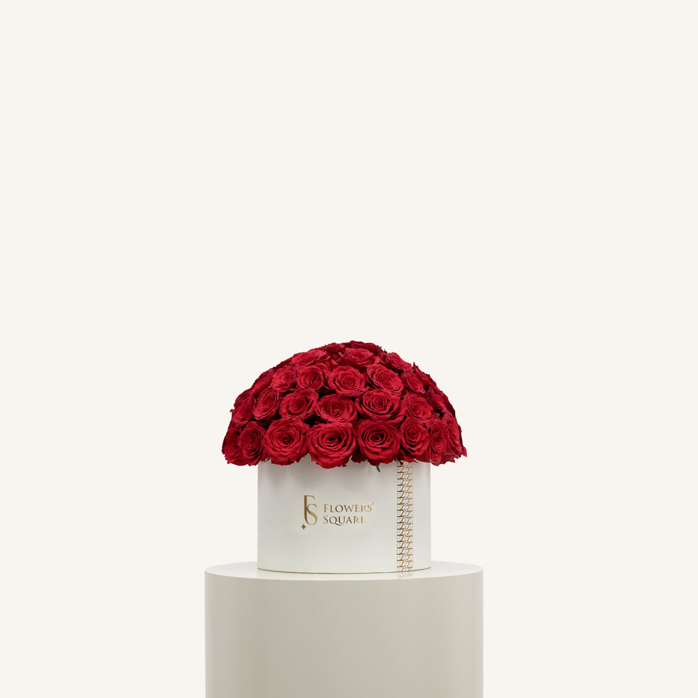 Red Roses Box LargeFlowersSame-day delivery This box of deep red roses is perfect for expressing love and affection. With its rich color and delicate scent, it's sure to make a lasting impression on your loved one. Hand-picked and carefully arranged, our