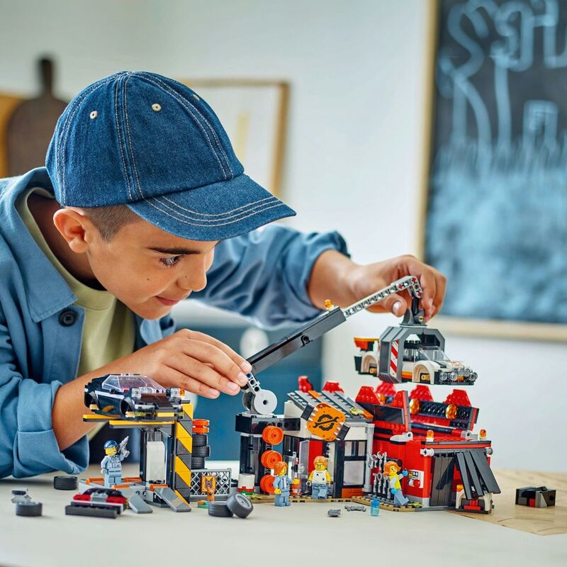 LEGO City Scrapyard with Cars 60472 (871 Pieces)