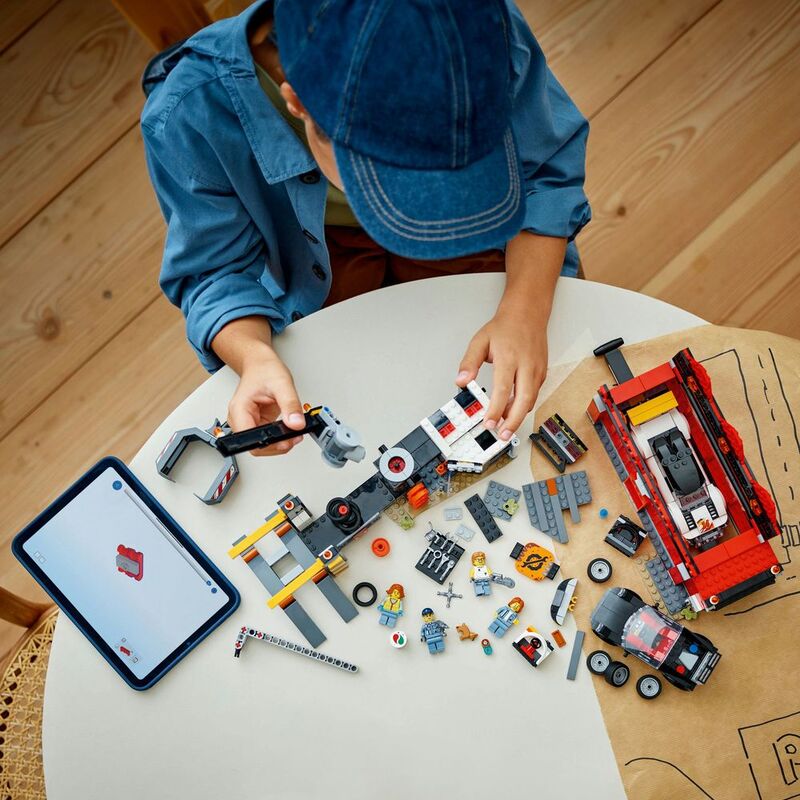 LEGO City Scrapyard with Cars 60472 (871 Pieces)