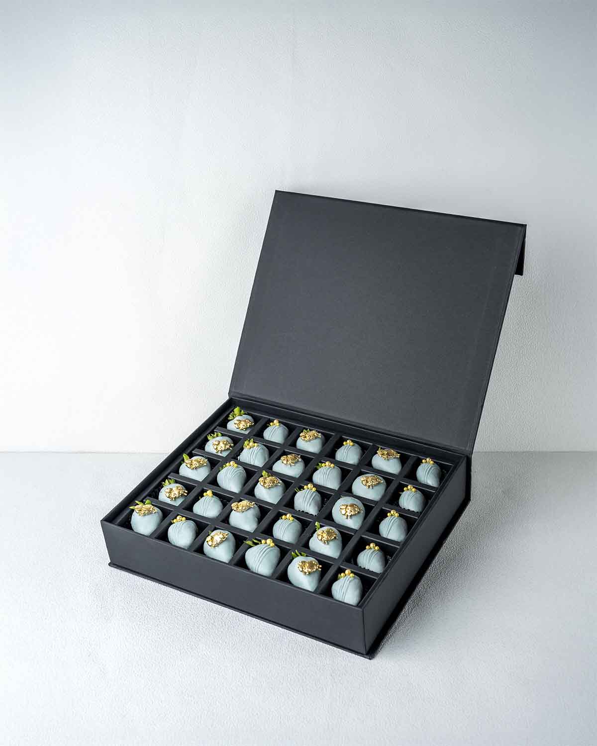 30 EID Special ChocolateChocolate & ConfectioneryYour Gift Contains:• 30 x Chocolate covered strawberries Eid Al Adha Theme• Box Size:32x26x6.5cmHandling and Storage • Keep away from direct heat and sunlight• Best stored between 12-18 °C• Strawberries she