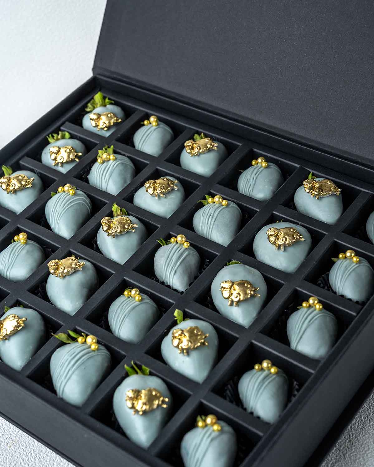 30 EID Special ChocolateChocolate & ConfectioneryYour Gift Contains:• 30 x Chocolate covered strawberries Eid Al Adha Theme• Box Size:32x26x6.5cmHandling and Storage • Keep away from direct heat and sunlight• Best stored between 12-18 °C• Strawberries she