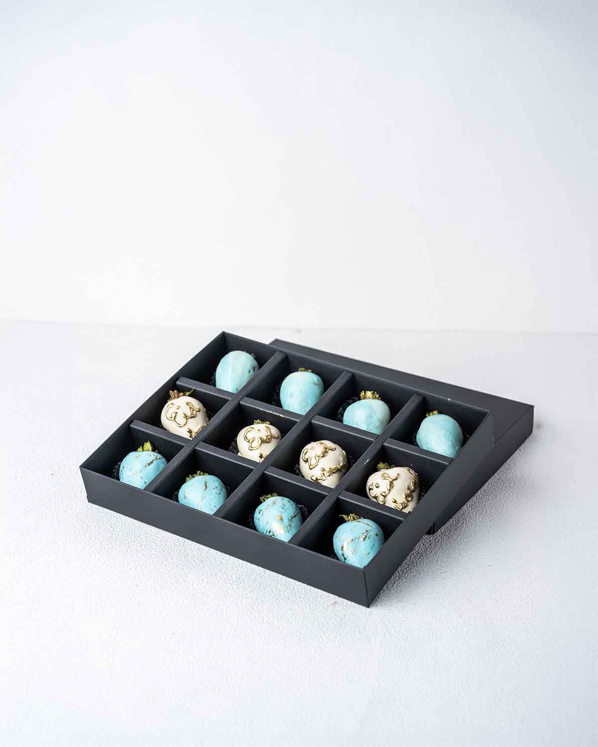 Blue and White 12 EID StrawberriesChocolate & ConfectioneryBlue and White 12 Eid Strawberries – A Fresh, Festive Indulgence Celebrate Eid in style with this elegant box of 12 hand-dipped strawberries, coated in premium blue and white chocolate. Beautifull