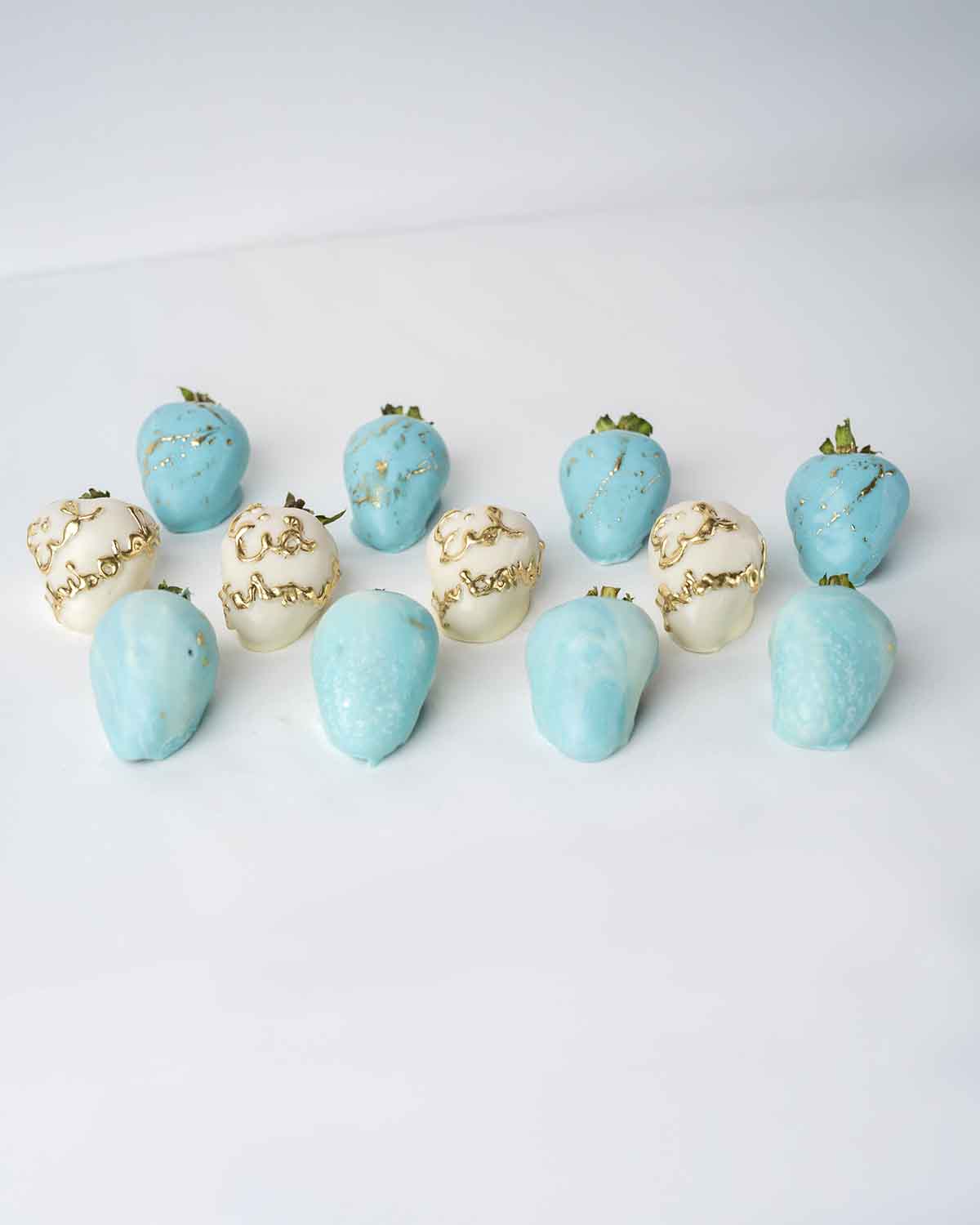 Blue and White 12 EID StrawberriesChocolate & ConfectioneryBlue and White 12 Eid Strawberries – A Fresh, Festive Indulgence Celebrate Eid in style with this elegant box of 12 hand-dipped strawberries, coated in premium blue and white chocolate. Beautifull