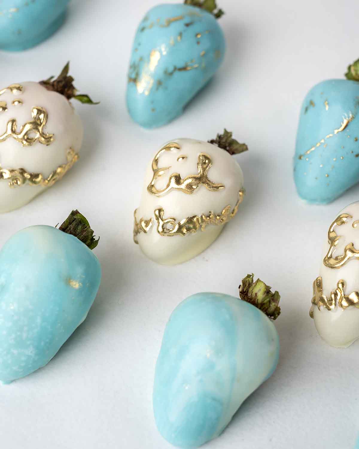 Blue and White 12 EID StrawberriesChocolate & ConfectioneryBlue and White 12 Eid Strawberries – A Fresh, Festive Indulgence Celebrate Eid in style with this elegant box of 12 hand-dipped strawberries, coated in premium blue and white chocolate. Beautifull