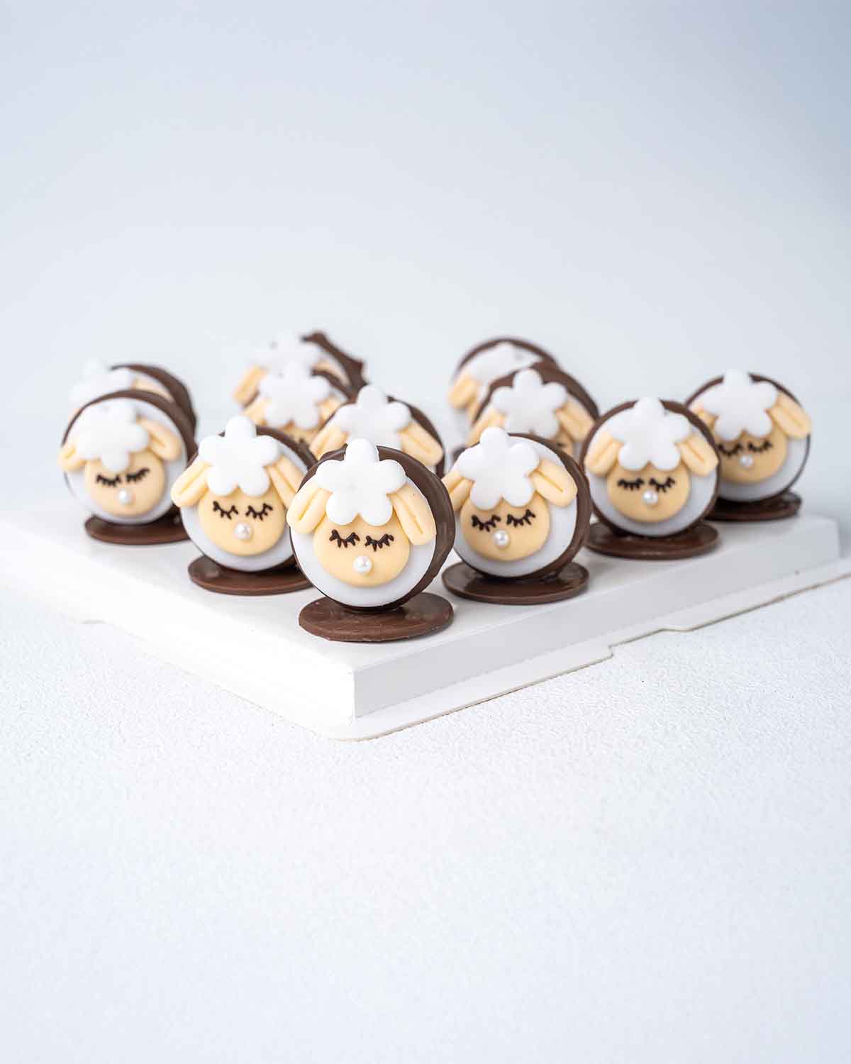 12 Pistachio Kunafa Chocolate Covered Oreo SandwichesChocolate & Confectionery12 Pistachio Kunafa Chocolate Covered Oreo Sandwiches – A Luxurious Fusion Treat Experience a decadent fusion of East and West with these 12 handcrafted Oreo sandwiches, filled