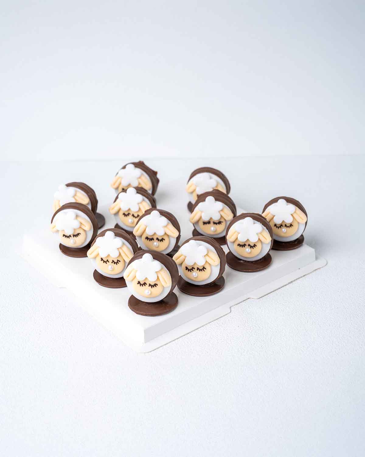 12 Pistachio Kunafa Chocolate Covered Oreo SandwichesChocolate & Confectionery12 Pistachio Kunafa Chocolate Covered Oreo Sandwiches – A Luxurious Fusion Treat Experience a decadent fusion of East and West with these 12 handcrafted Oreo sandwiches, filled