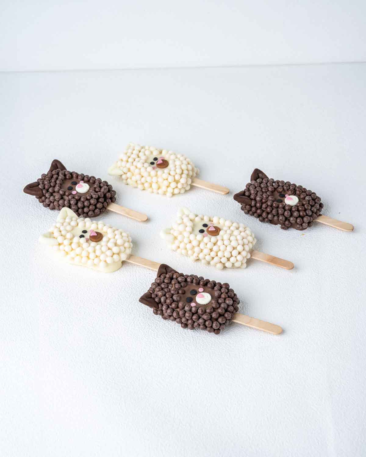 6 Sheep White and Dark Chocolate CakesiclesChocolate & Confectionery6 Sheep White and Dark Chocolate Cakesicles – A Festive Delight Celebrate Eid with these adorable 6 sheep-shaped cakesicles, beautifully dipped in a mix of smooth white and rich dark choc