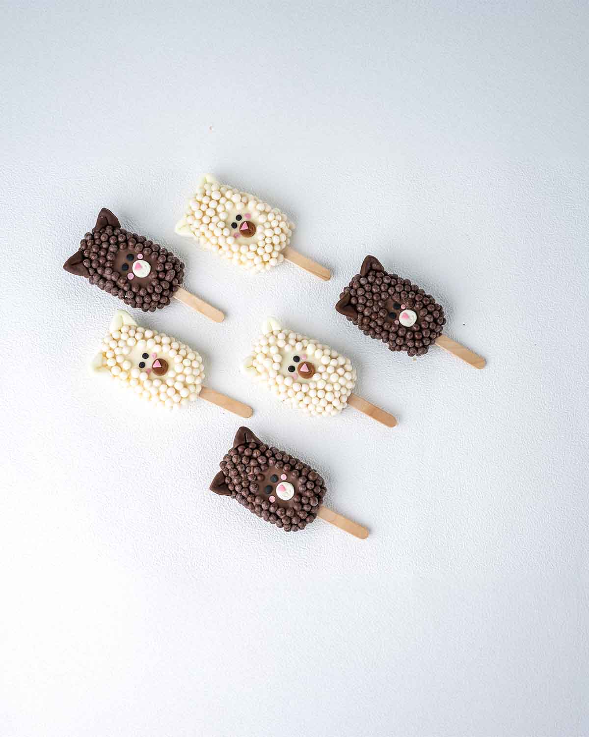 6 Sheep White and Dark Chocolate CakesiclesChocolate & Confectionery6 Sheep White and Dark Chocolate Cakesicles – A Festive Delight Celebrate Eid with these adorable 6 sheep-shaped cakesicles, beautifully dipped in a mix of smooth white and rich dark choc