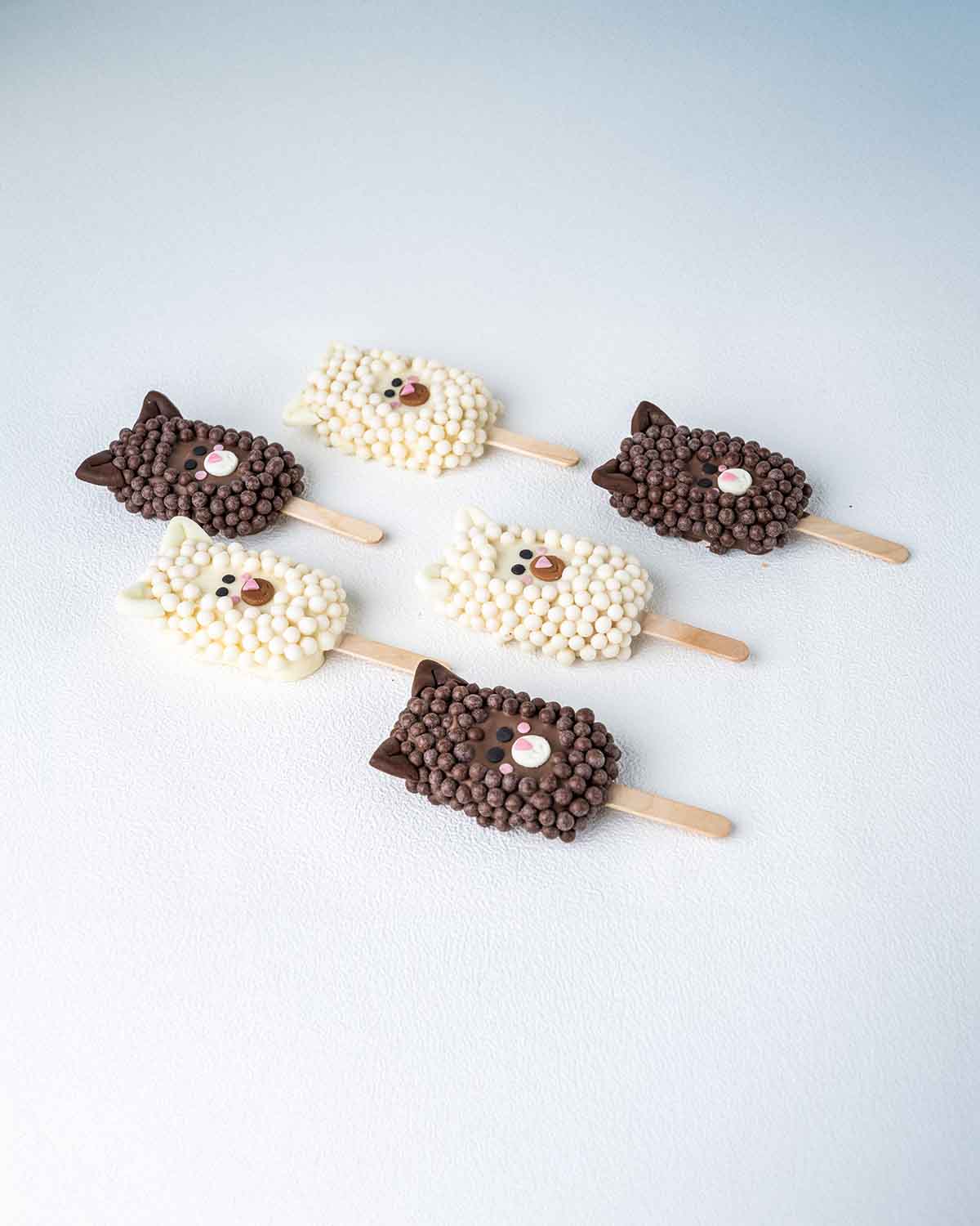 6 Sheep White and Dark Chocolate CakesiclesChocolate & Confectionery6 Sheep White and Dark Chocolate Cakesicles – A Festive Delight Celebrate Eid with these adorable 6 sheep-shaped cakesicles, beautifully dipped in a mix of smooth white and rich dark choc