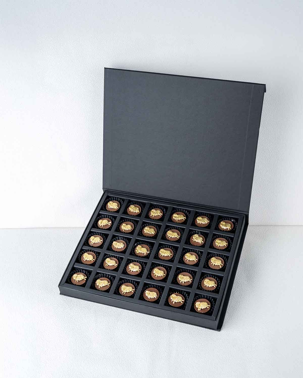 EID '25 550gms ChocolateChocolate & ConfectioneryEID '25 550g Chocolate Gift Box – A Sweet Celebration of the Season Make EID 2025 extra special with this beautifully curated 550g chocolate gift box, filled with a premium mix of handcrafted chocolates. Pe