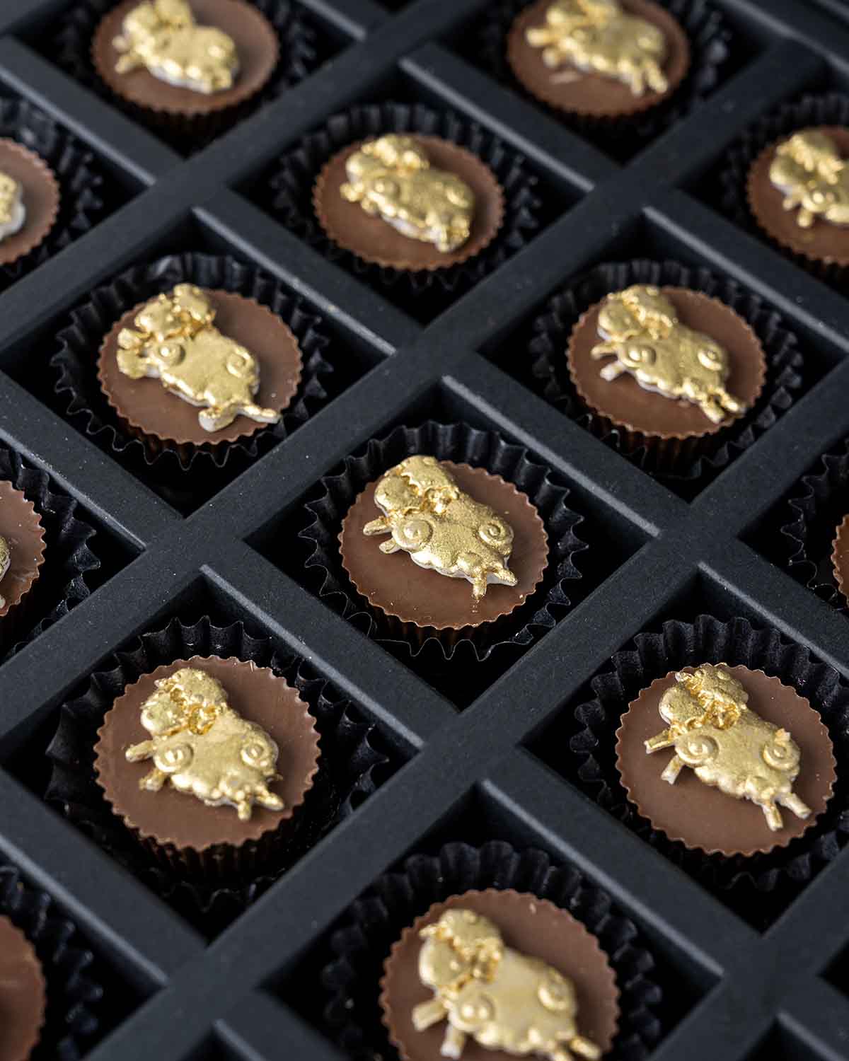 EID '25 550gms ChocolateChocolate & ConfectioneryEID '25 550g Chocolate Gift Box – A Sweet Celebration of the Season Make EID 2025 extra special with this beautifully curated 550g chocolate gift box, filled with a premium mix of handcrafted chocolates. Pe