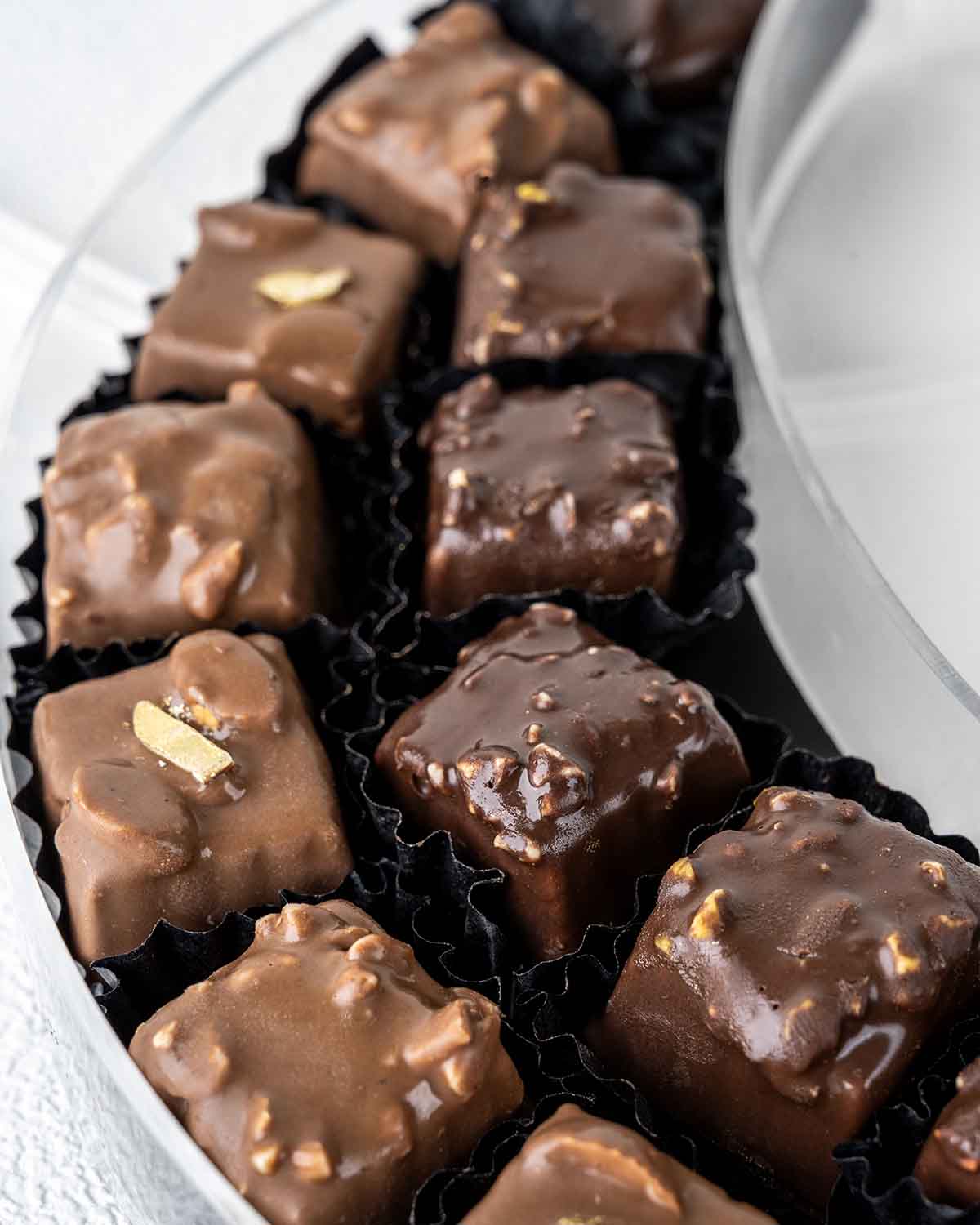 15 Milk and Dark Chocolate Cresent by Cravings CaféChocolate & Confectionery15 Milk and Dark Chocolate Crescents by Cravings Café – A Sweet Symbol of Eid Celebrate the crescent moon of Eid with this elegant box of 15 handcrafted milk and dark chocolates b