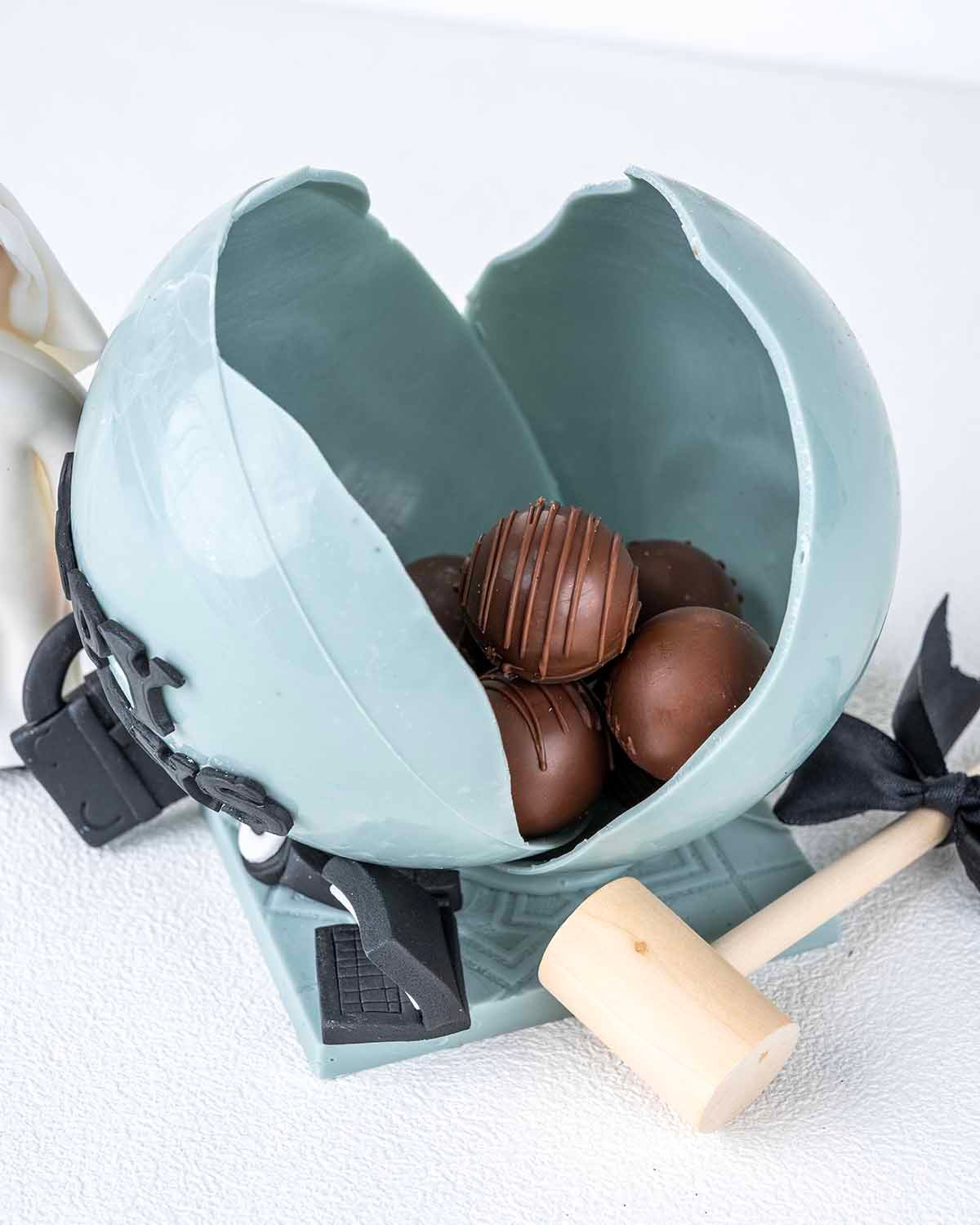 3D Daddy's Day Smash BallChocolate & ConfectioneryYour Gift Contains: • 560gms Fathers Day Smash Ball • 10 x Milk Chocolate Truffles • Flavors: Pistachio, Hazelnut, Speculoos, Peanut Butter, Caramel and Roche • Hammer x 1 • Chocolate Size:12x12x20cm • Box