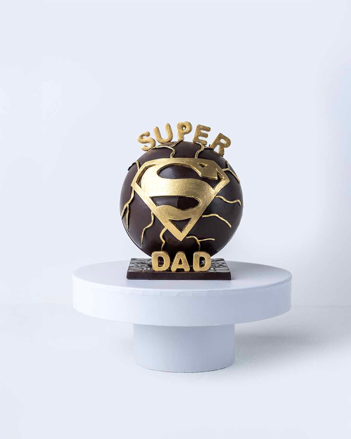Super Dad Dark Chocolate Smash CakeChocolate & ConfectioneryYour Gift Contains: • 560g Super Dad Smash Ball • 10 Milk Chocolate Truffles • Flavors: Pistachio, Hazelnut, Speculoos, Peanut Butter, Caramel and Roche • Hammer x 1 • Chocolate Size:12x12x20cm •