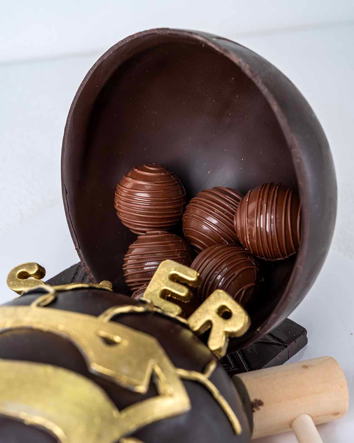 Super Dad Dark Chocolate Smash CakeChocolate & ConfectioneryYour Gift Contains: • 560g Super Dad Smash Ball • 10 Milk Chocolate Truffles • Flavors: Pistachio, Hazelnut, Speculoos, Peanut Butter, Caramel and Roche • Hammer x 1 • Chocolate Size:12x12x20cm •