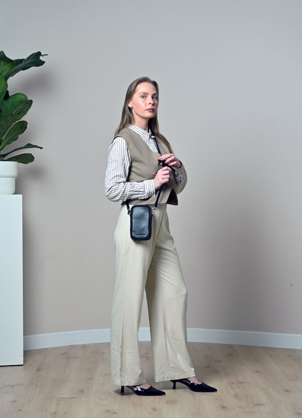 Holborn Classic Luna Leather Phone Pouch Zipped BlackHandbags & WalletsCarry your phone in style with the Luna Leather Phone Pouch. Made with luxurious leather, this pouch is perfect for women who want to keep their phone protected and easily accessible.