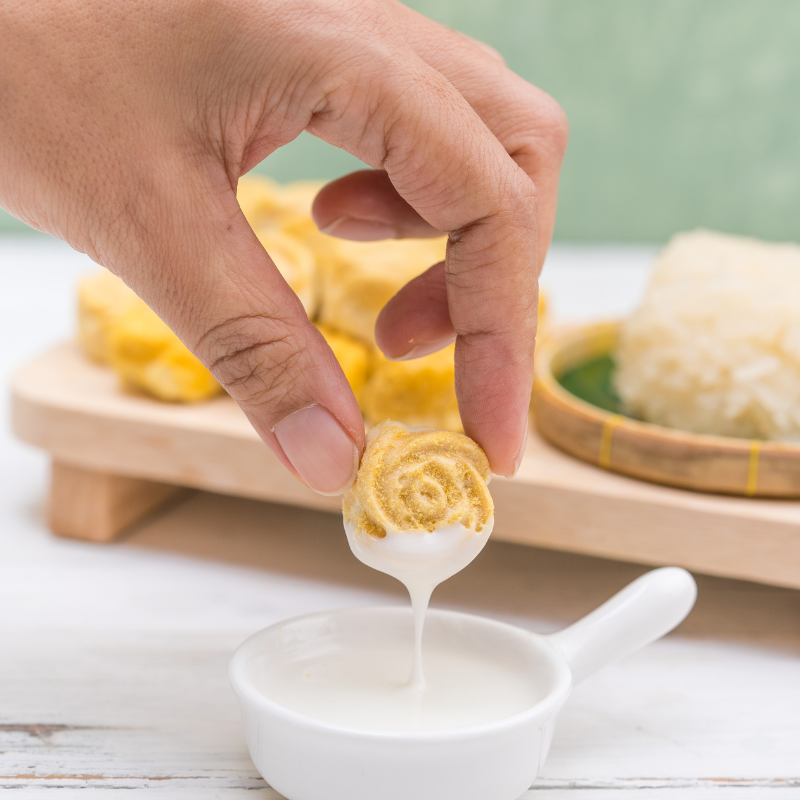 CHIMMA Freeze Dried Mango Sticky Rice with Coconut Milk Dip 50GSnacksInspired by the famous Thai dessert, this snack combines freeze-dried mango and sweet sticky rice crisps, offering a crunchy yet melt-in-your-mouth texture. Dipping into the creamy cocon