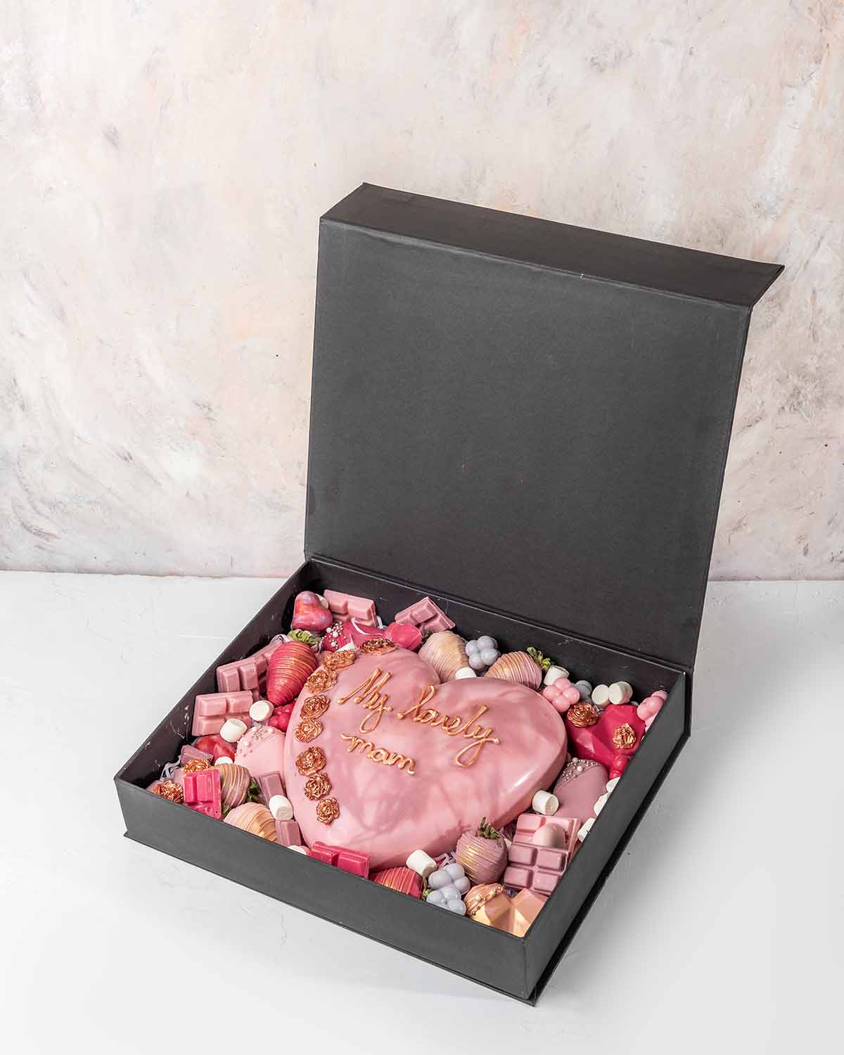 Mother's Day Special Sweet Box by NJDChocolate & ConfectioneryYour Gift Contains:• 6x Mini Hearts (16 grams each)• 6 x Chocolate Covered Strawberries• 3 x Cakesicles • 3 x Chunky heart (50grams each)• 5 Milk Chocolate Truffles• 14pcs Mini Ombre Chocolates
