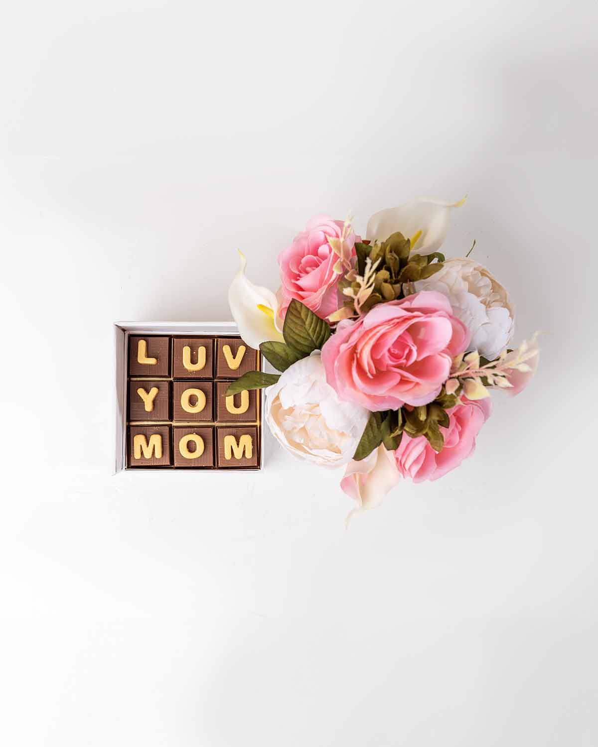 Faux Flowers and Chocolates Combo by NJDChocolate & ConfectioneryYour Gift Contains:• 9Milk chocolate with message• Option to replace personalized text up to 9 letters• Flavors: Pistachio, Hazelnut, Speculoos, Peanut Butter and Roche• Chocolate Weight: 13