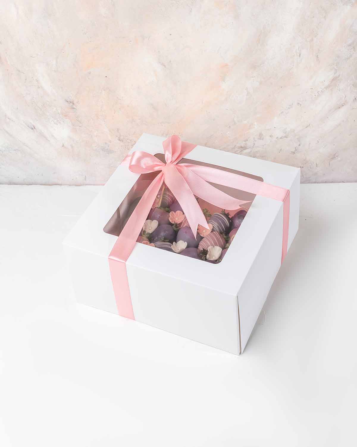 Women's Day Special Strawberries by NJDChocolate & ConfectioneryYour Gift Contains:• 22 x Purple colored chocolate covered strawberries • Box Size: 25.5x25.5x12.5cmHandling and Storage • Keep away from direct heat and sunlight• Best stored between 12-18 °