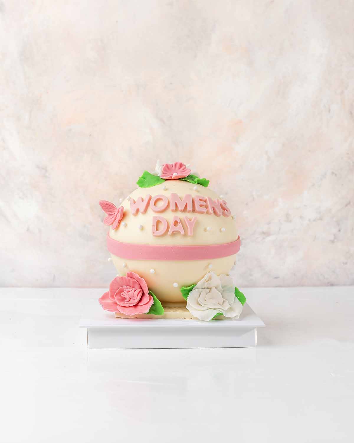 Women's Special Pinata by NJDChocolate & ConfectioneryYour Gift Contains:• 10 x White chocolate truffles• 1 x White smashable Chocolate ball with option to personalize the text up to 10 characters• Flavors: Pistachio, Hazelnut, Speculoos, Peanut Butter an