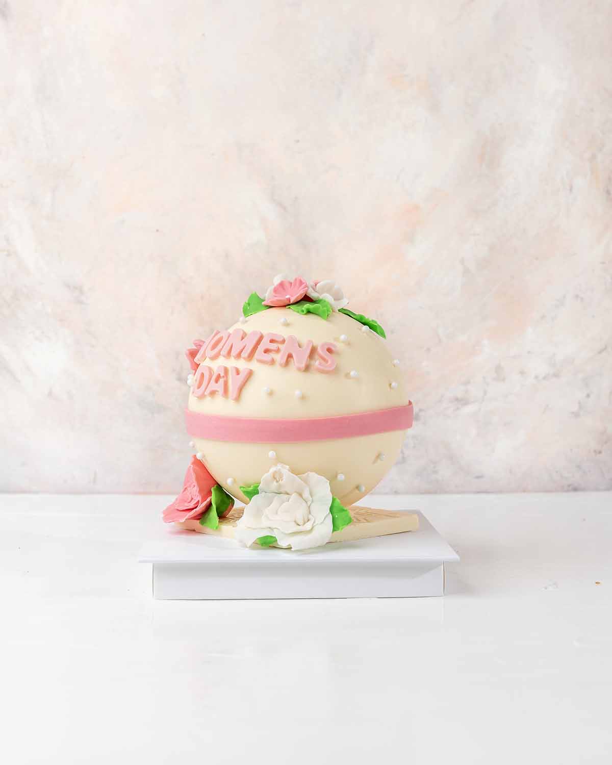Women's Special Pinata by NJDChocolate & ConfectioneryYour Gift Contains:• 10 x White chocolate truffles• 1 x White smashable Chocolate ball with option to personalize the text up to 10 characters• Flavors: Pistachio, Hazelnut, Speculoos, Peanut Butter an