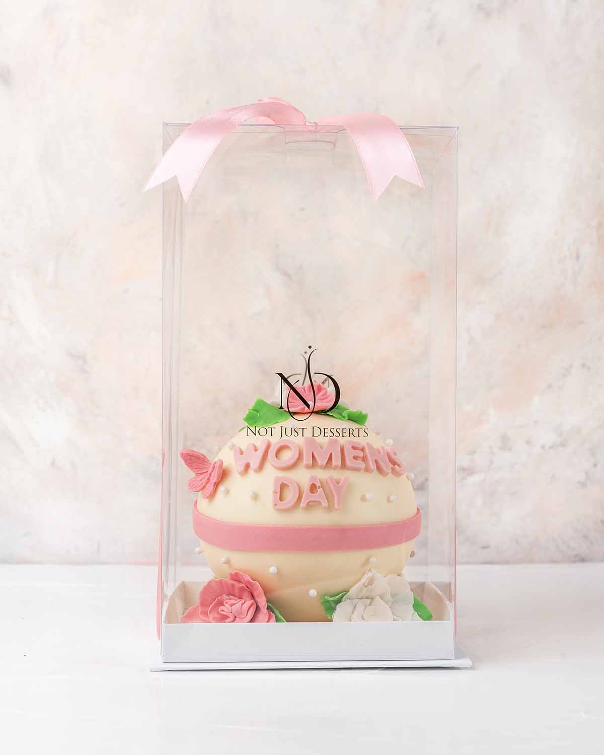 Women's Special Pinata by NJDChocolate & ConfectioneryYour Gift Contains:• 10 x White chocolate truffles• 1 x White smashable Chocolate ball with option to personalize the text up to 10 characters• Flavors: Pistachio, Hazelnut, Speculoos, Peanut Butter an