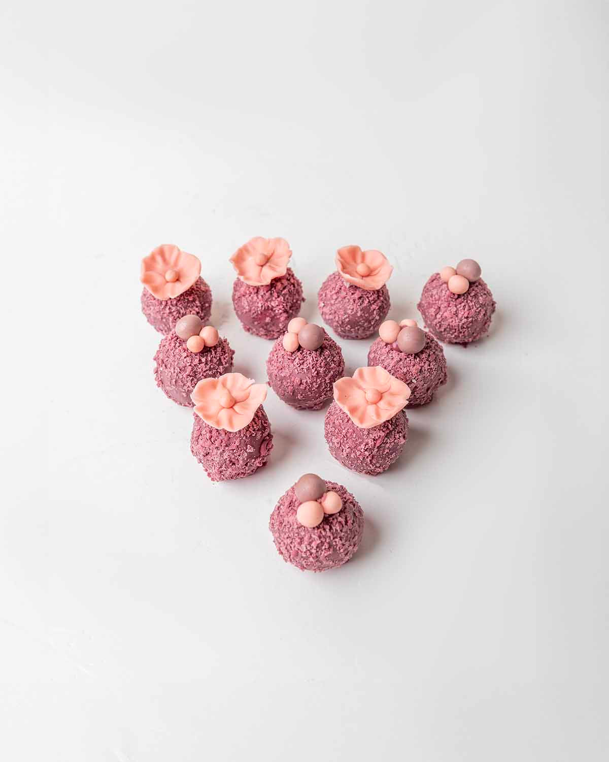 10pcs Mothers Day Cake pops by NJDChocolate & ConfectioneryYour Gift Contains:• 10 x Handmade cake pops• Flavors available: Chocolate/Vanilla/Red Velvet• Cake pops Weight: 220grams• Box Size: 19x7cmx3cmHandling and Storage • Keep away from direct heat and