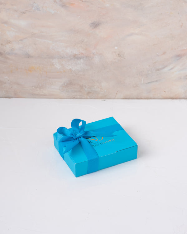 Truffles and CrackersChocolate & ConfectioneryYour Gift Contains: • 4 Assorted Milk Chocolate • Flavors: Speculoos and Hazelnut • Weigh of chocolate: 56grams • Box Size: 10x8x3cm Handling and Storage • Keep away from direct heat and sunlight • Best stored