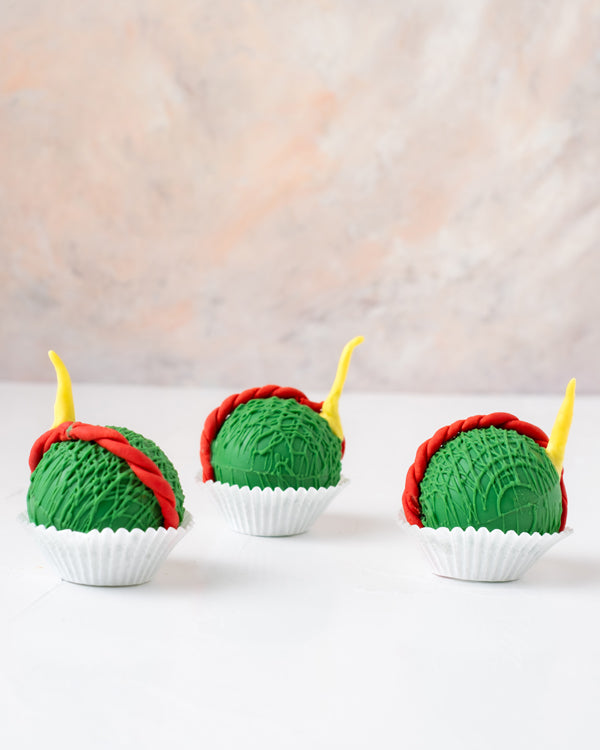 Fire Cracker Hot Chocolate BombChocolate & ConfectioneryYour Gift Contains: • 4 Hot Chocolate Bomb • Contain hot chocolate mix, marshmallows made in Belgian milk chocolate • Chocolate Diameter: 6x6cm • Box Size: 18x18x14cm Handling and Storage • Keep away