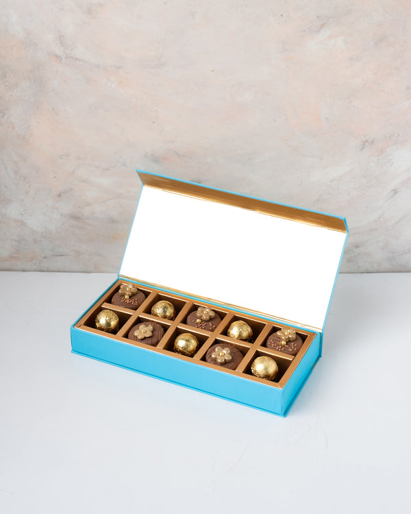 Golden Truffles and Milk Chocolate OreosChocolate & ConfectioneryYour Gift Contains: • 5 Chocolate truffles • 5 Chocolate covered ores • Weight of the Chocolate: 165grams • Flavors: Pistachio, Hazelnut, Speculoos, Peanut Butter and Roche • Size of box: 28