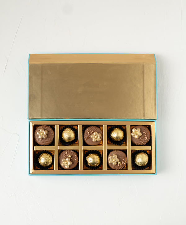 Golden Truffles and Milk Chocolate OreosChocolate & ConfectioneryYour Gift Contains: • 5 Chocolate truffles • 5 Chocolate covered ores • Weight of the Chocolate: 165grams • Flavors: Pistachio, Hazelnut, Speculoos, Peanut Butter and Roche • Size of box: 28