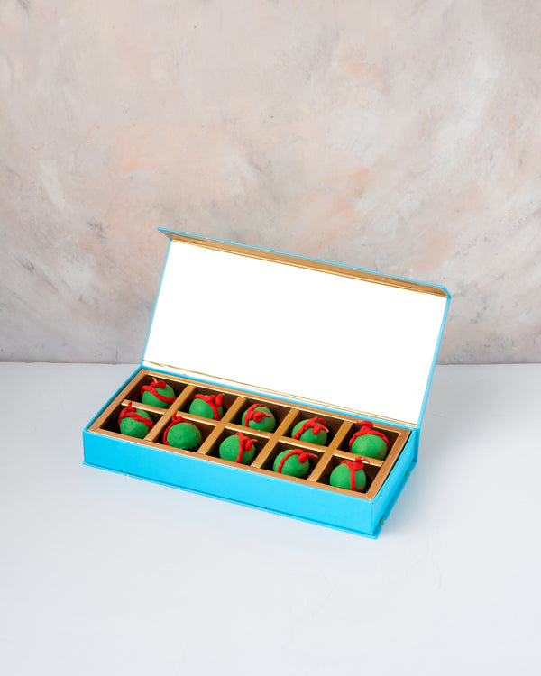 Fire Crackers Cake popsChocolate & ConfectioneryYour Gift Contains: • 10 Cake pops • Weight of Chocolate: 165grams • Flavors: Vanilla / Red Velvet / Brownie / Chocolate • Box Size: 28.5×12.5×4cm Handling and Storage • Keep away from direct heat and sunlig