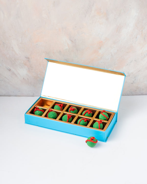 Fire Crackers Cake popsChocolate & ConfectioneryYour Gift Contains: • 10 Cake pops • Weight of Chocolate: 165grams • Flavors: Vanilla / Red Velvet / Brownie / Chocolate • Box Size: 28.5×12.5×4cm Handling and Storage • Keep away from direct heat and sunlig