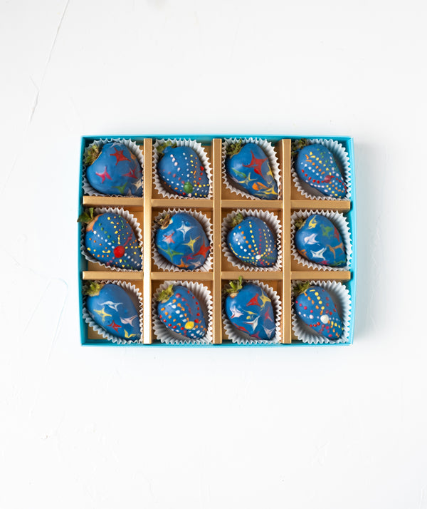 Diwali Theme Chocolate Covered StrawberriesChocolate & ConfectioneryYour Gift Contains: • 12 Chocolate covered strawberries in Diwali theme • Size of box: 24x18x4cm Handling and Storage • Keep away from direct heat and sunlight • Best stored between 12-18