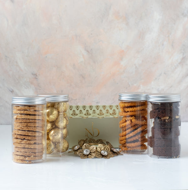 Sweet and Savory Aaliyah CollectionChocolate & ConfectioneryYour Gift Contains: • 1 designer Diya • 6 Nuts Brownie (120grams) • Butter Cookies • 110grams Murkumm • 15 Assorted Truffles: Pistachio, Hazelnut, Speculoos, Peanut Butter and Roche flavour • Box