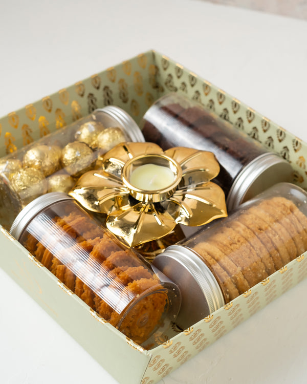Sweet and Savory Aaliyah CollectionChocolate & ConfectioneryYour Gift Contains: • 1 designer Diya • 6 Nuts Brownie (120grams) • Butter Cookies • 110grams Murkumm • 15 Assorted Truffles: Pistachio, Hazelnut, Speculoos, Peanut Butter and Roche flavour • Box