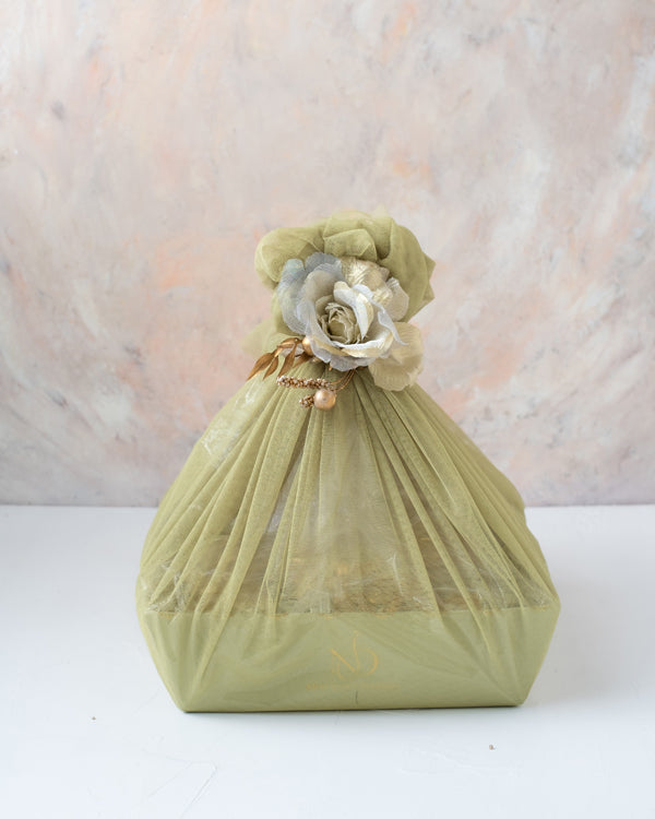 Sweet and Savory Aaliyah CollectionChocolate & ConfectioneryYour Gift Contains: • 1 designer Diya • 6 Nuts Brownie (120grams) • Butter Cookies • 110grams Murkumm • 15 Assorted Truffles: Pistachio, Hazelnut, Speculoos, Peanut Butter and Roche flavour • Box