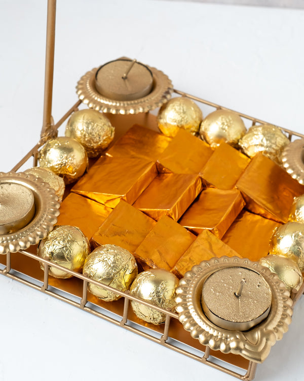 Truffles, Naps and Diya HamperChocolate & ConfectioneryYour Gift Contains: • 4 Designer Diyas • 12 assorted Milk chocolates • 12 assorted Milk chocolate truffles • Weigh of chocolate: 400grams approx. • Flavors: Pistachio, Hazelnut, Speculoos, Peanut Butt