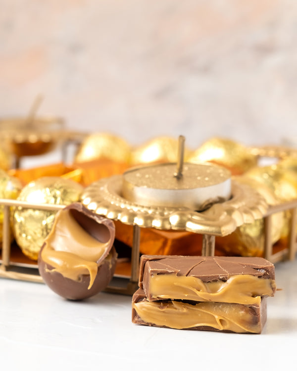 Truffles, Naps and Diya HamperChocolate & ConfectioneryYour Gift Contains: • 4 Designer Diyas • 12 assorted Milk chocolates • 12 assorted Milk chocolate truffles • Weigh of chocolate: 400grams approx. • Flavors: Pistachio, Hazelnut, Speculoos, Peanut Butt