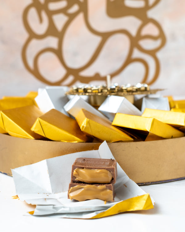 Ganesha Hamper with DiyaChocolate & ConfectioneryYour Gift Contains: • 1 designer Diya • 25 assorted Milk Chocolate • Weigh of chocolate: 400grams • Flavors: Pistachio, Hazelnut, Speculoos, Peanut Butter and Roche • Tray dimensions: 20x23cm • Design of Di