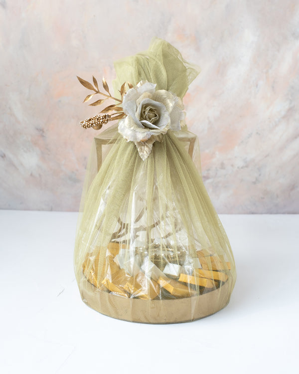 Ganesha Hamper with DiyaChocolate & ConfectioneryYour Gift Contains: • 1 designer Diya • 25 assorted Milk Chocolate • Weigh of chocolate: 400grams • Flavors: Pistachio, Hazelnut, Speculoos, Peanut Butter and Roche • Tray dimensions: 20x23cm • Design of Di