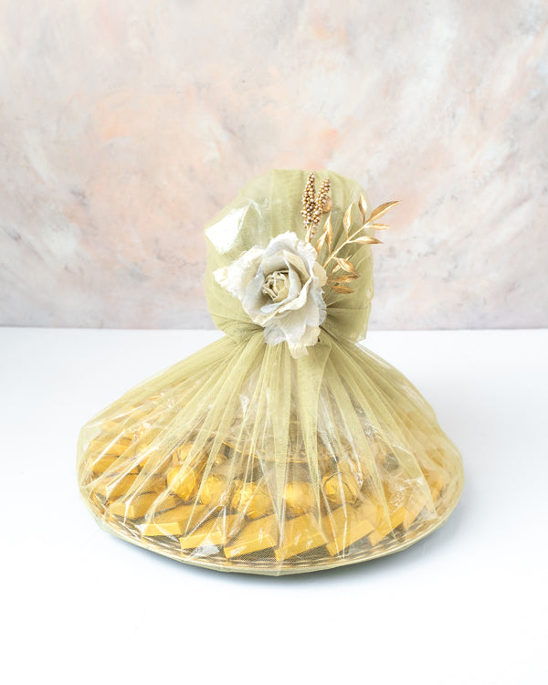 Golden Diwali HamperChocolate & ConfectioneryYour Gift Contains: • 1 designer Diya • 25 assorted Milk Chocolates • 20 assorted Milk Chocolate Truffles • 8 mini golden Milk chocolate bars • 170g of Wheat Crispies chocolate Dragee • Weigh of chocolate: 950g