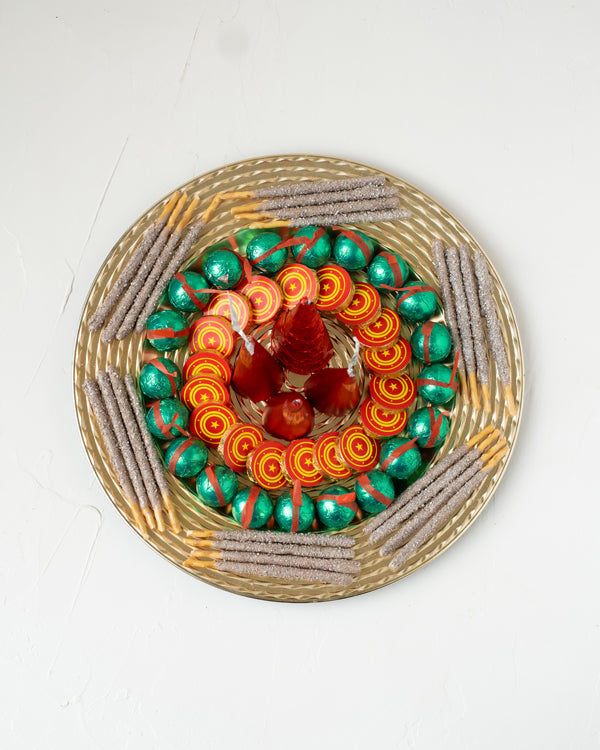 Edible Fire Crackers Hamper Collection by NJDChocolate & ConfectioneryYour Gift Contains: • 4 Pcs Milk Chocolate Tower Bomb • 25 Pcs Chocolate Stick • 20 Pcs Chocolate Truffles • 20 Pcs Chocolate Coin • Weigh of chocolate: 760grams • Flavors: Pistachio, H